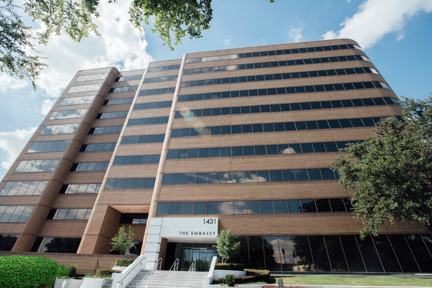 1431 Greenway Dr, Irving, TX à louer - Photo du bâtiment - Image 2 de 19