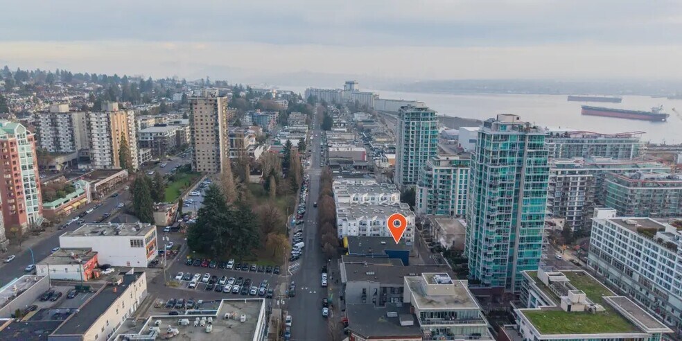 127 1st St E, North Vancouver, BC à louer - Photo du bâtiment - Image 3 de 4
