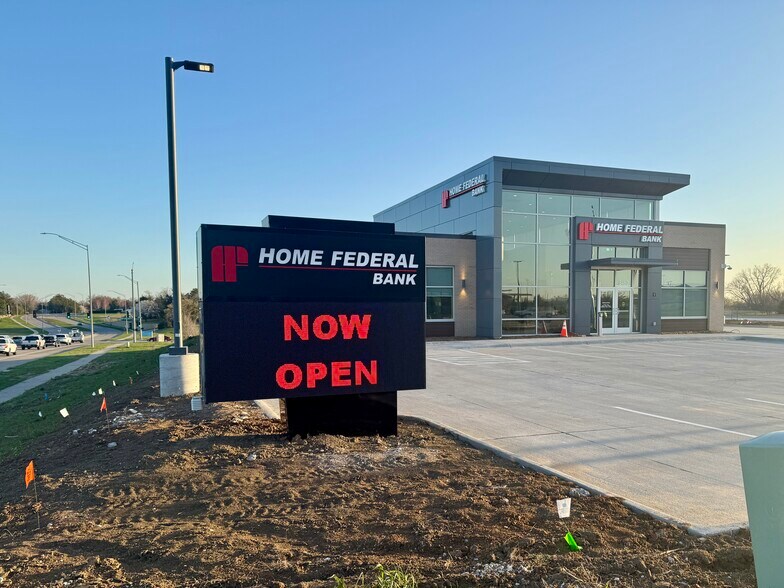 8470 Eiger Dr, Lincoln, NE à vendre - Photo du bâtiment - Image 2 de 6