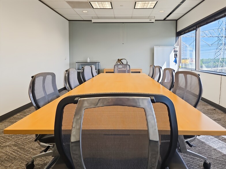 3663 N Sam Houston Pky E, Houston, TX for lease - Interior Photo - Image 2 of 22