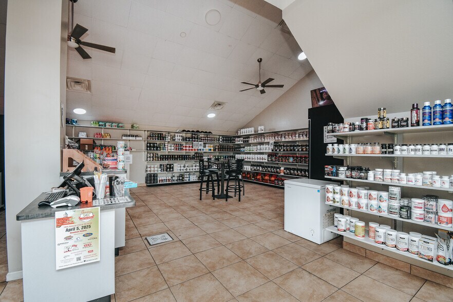 6801 N Navarro St, Victoria, TX for lease - Building Photo - Image 2 of 14