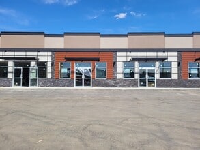 6217 48A Av, Camrose, AB for lease Interior Photo- Image 2 of 5