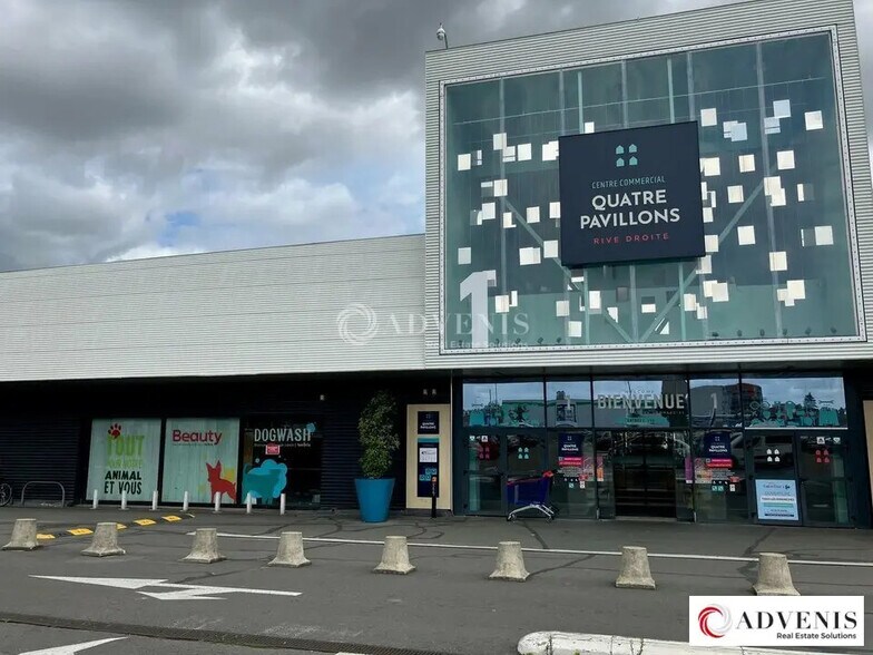 Retail in Lormont for lease - Building Photo - Image 1 of 8