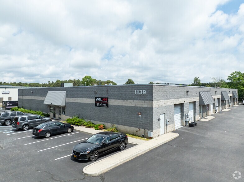 1139 Station Rd, Medford, NY à louer - Photo principale - Image 1 de 8