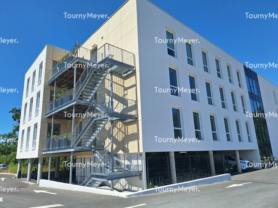 Office in Le Haillan for lease Building Photo- Image 1 of 8