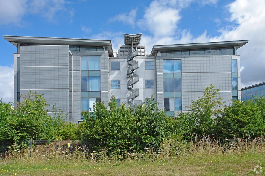Willoughby Rd, Bracknell à vendre - Photo du bâtiment - Image 2 de 4