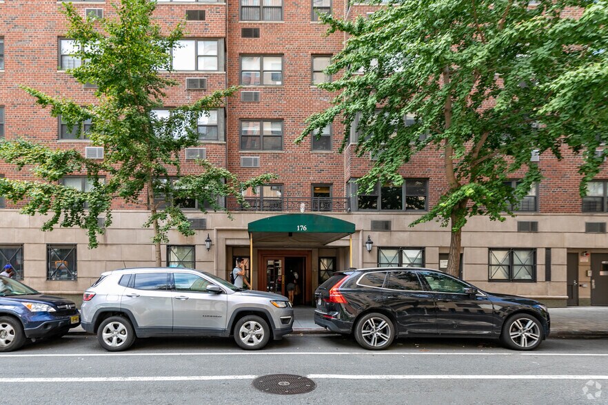 1336 3rd Ave, New York, NY à vendre - Photo du bâtiment - Image 2 de 2