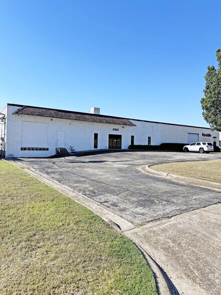 4302 Shilling Way, Dallas, TX à louer - Photo du bâtiment - Image 2 de 24
