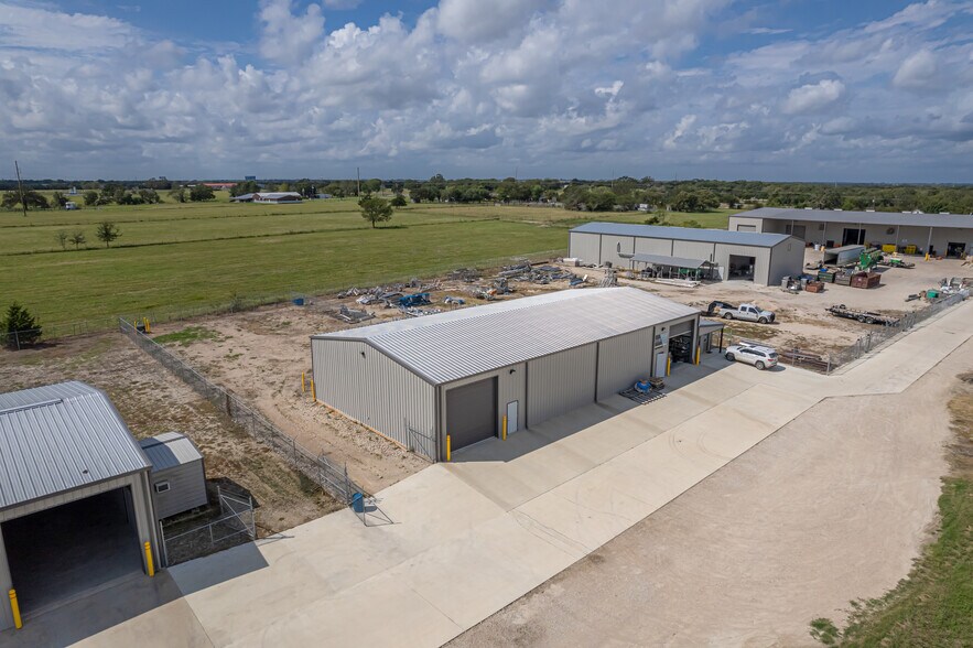 7502 E State Highway 21, Bryan, TX à louer - Photo du bâtiment - Image 2 de 6