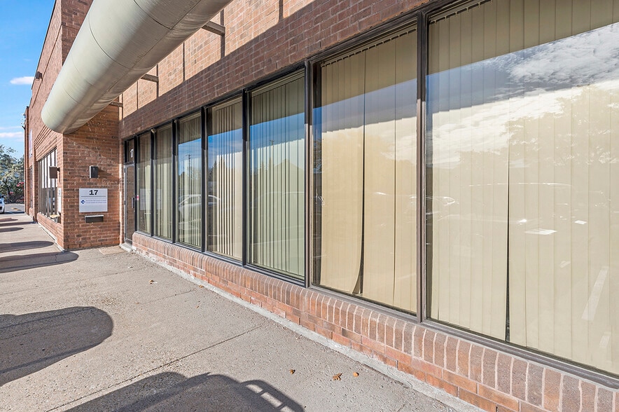5775 Atlantic Dr, Mississauga, ON à vendre - Photo du bâtiment - Image 2 de 16