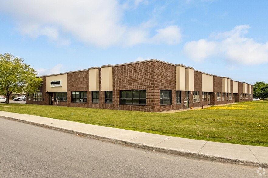 825 Rue Tecumseh, Dollard-des-Ormeaux, QC for lease - Primary Photo - Image 1 of 8