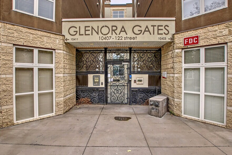 10403 122 St, Edmonton, AB à vendre - Photo du bâtiment - Image 2 de 31