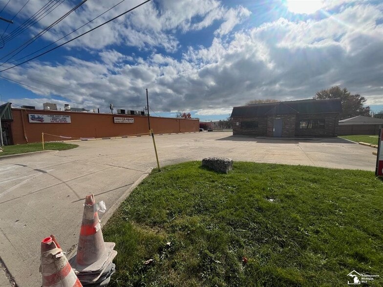 1090 N Dixie Hwy, Monroe, MI for sale - Building Photo - Image 3 of 14