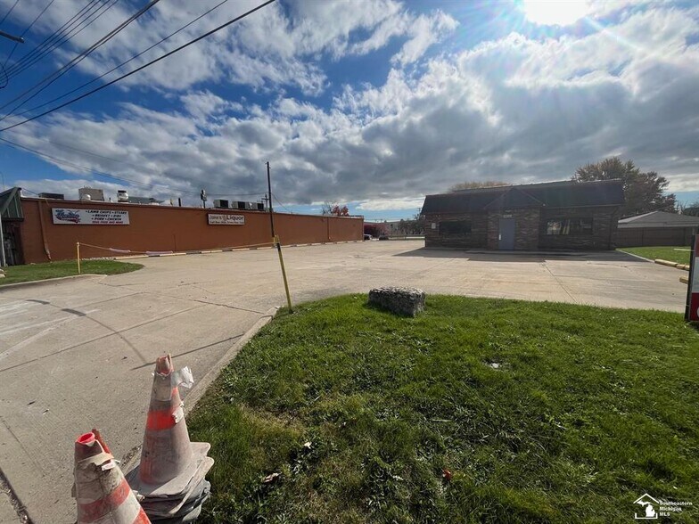 1090 N Dixie Hwy, Monroe, MI à vendre - Photo du bâtiment - Image 2 de 13