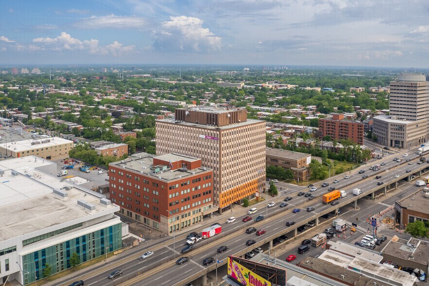 255 Boul Crémazie E, Montréal, QC à louer - Aérien - Image 2 de 7