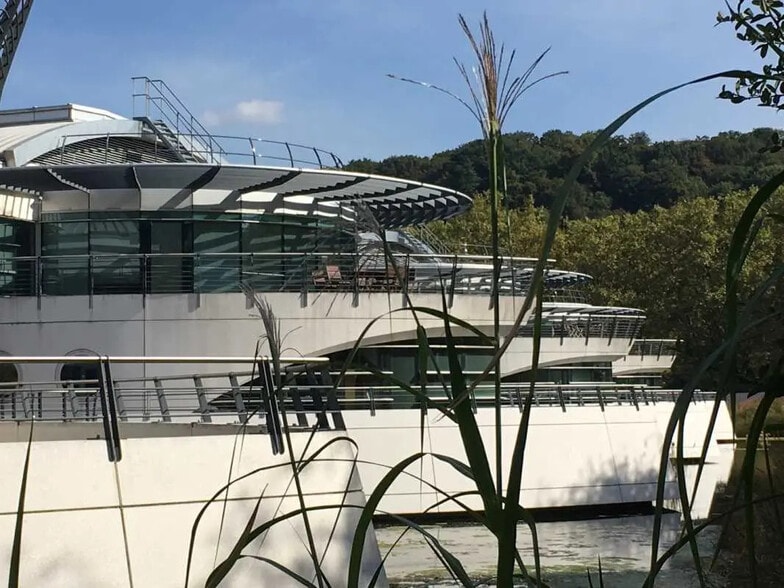 Office in Lyon for lease - Building Photo - Image 1 of 18