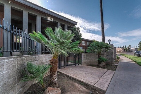 126 E Jamestown St, Stockton, CA à vendre - Photo du bâtiment - Image 2 de 12