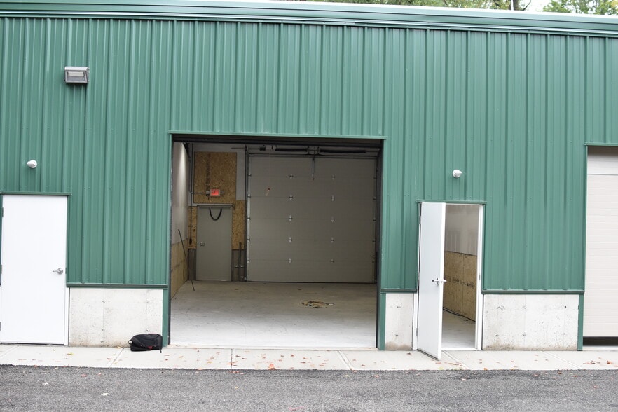 15 East Summer St, Plantsville, CT for lease - Building Photo - Image 3 of 8