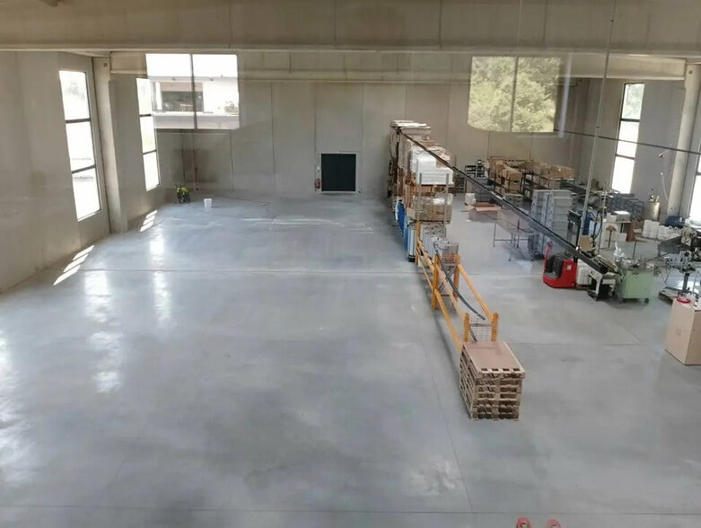 Industrial in Saint-Estève-Janson for lease - Interior Photo - Image 3 of 8