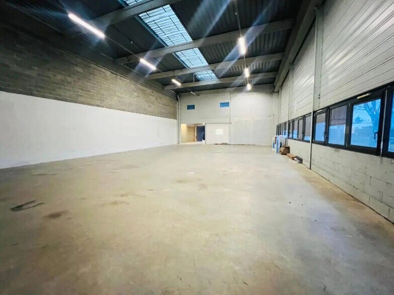 Flex in Trappes for lease - Building Photo - Image 2 of 6