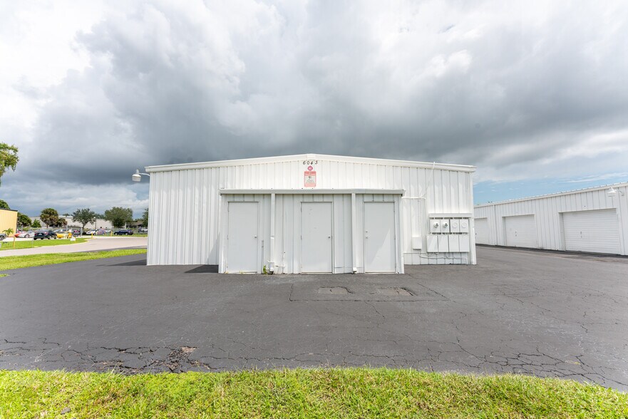 6043 Deacon Rd, Sarasota, FL à louer - Photo du bâtiment - Image 3 de 6