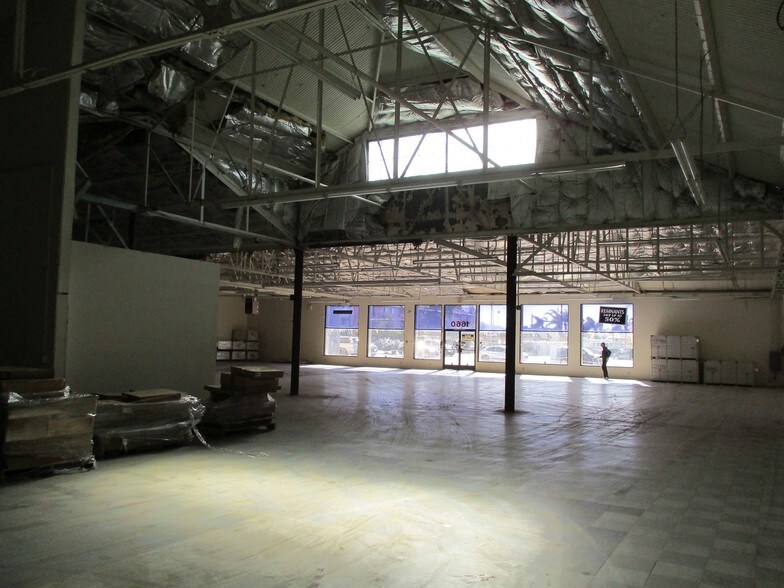 1660 S Oxnard Blvd, Oxnard, CA à vendre - Photo intérieure - Image 3 de 25