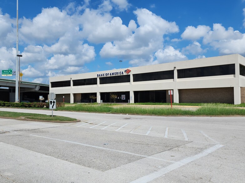 12400 North Fwy, Houston, TX for lease - Building Photo - Image 2 of 17