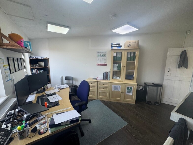 9 Downlands Para, Worthing for lease - Interior Photo - Image 2 of 5