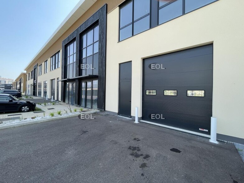 Flex in Nanterre for lease - Building Photo - Image 2 of 19