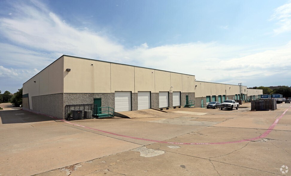 3002-3018 S Skyway Cir S, Irving, TX à louer - Photo du bâtiment - Image 2 de 8