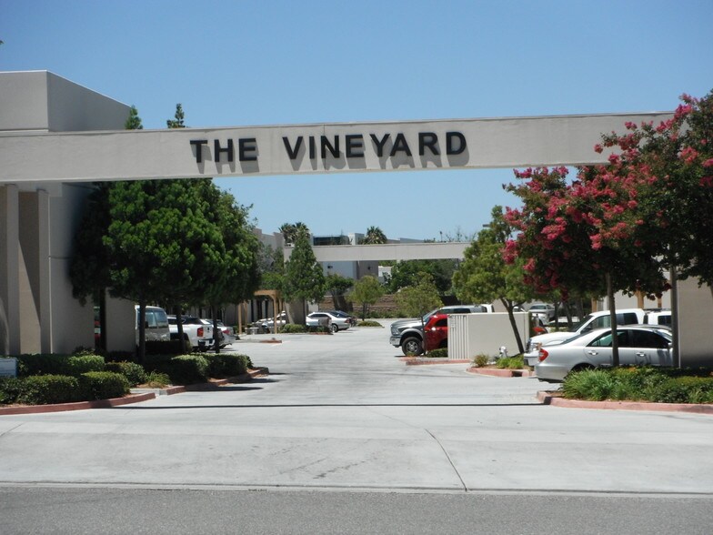 42065 Zevo Dr, Temecula, CA à louer - Photo du bâtiment - Image 3 de 4