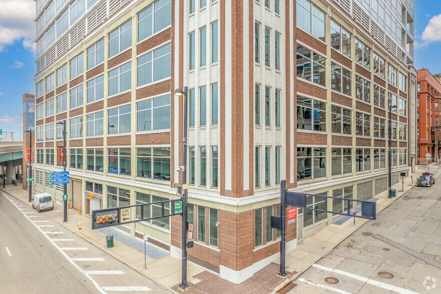 302 W 3rd St, Cincinnati, OH à louer - Photo du bâtiment - Image 2 de 6