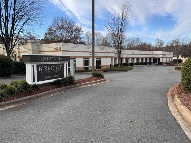 16315 Northcross Dr, Huntersville, NC à louer - Photo du bâtiment - Image 1 de 13