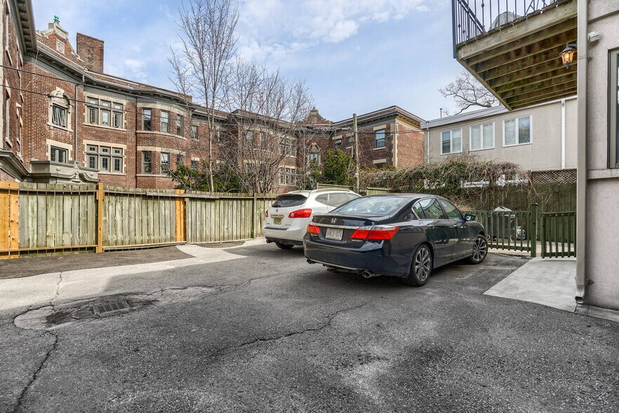 4 Oriole Gdns, Toronto, ON à vendre - Photo du bâtiment - Image 2 de 105