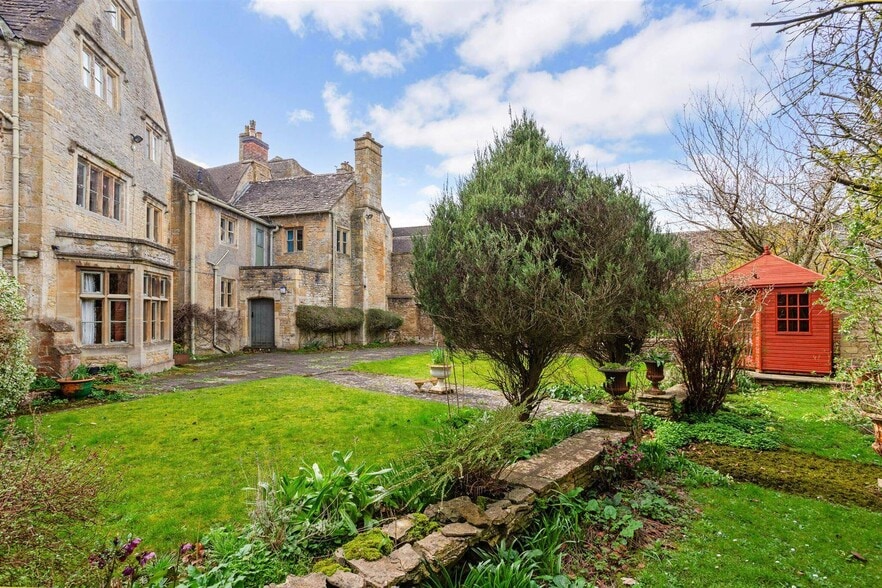 The Square, Stow On The Wold for sale - Building Photo - Image 3 of 3