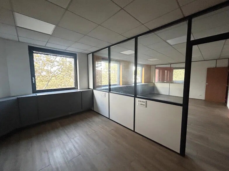 Office in Lyon for lease - Interior Photo - Image 3 of 5