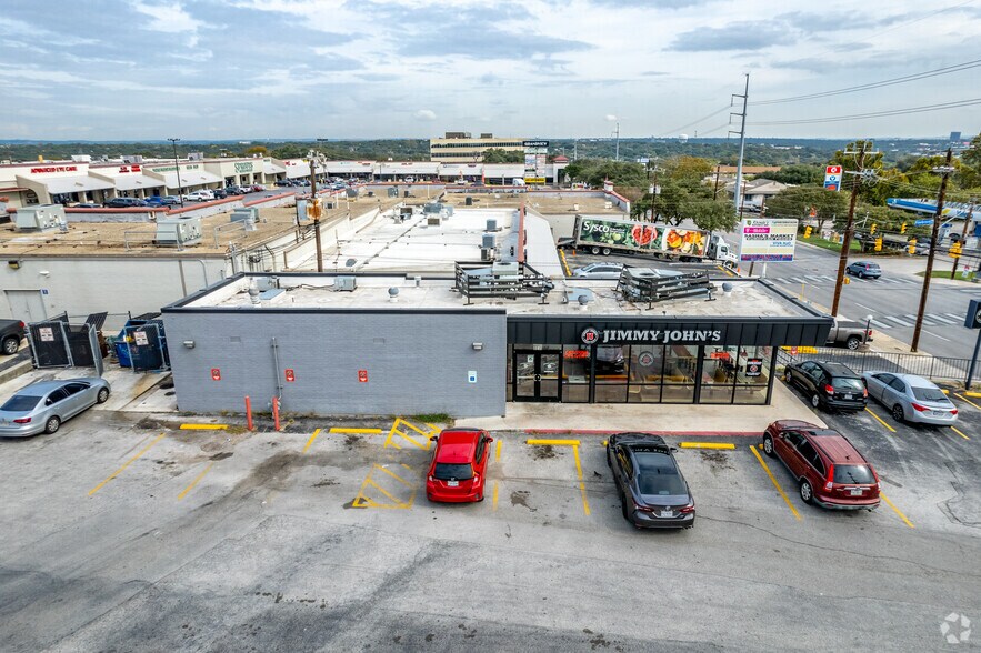 8015 Callaghan Rd, San Antonio, TX à vendre - Photo du bâtiment - Image 2 de 3