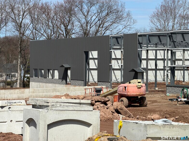 135 Business Drive park, Bristol, CT à louer - Photo du bâtiment - Image 3 de 8