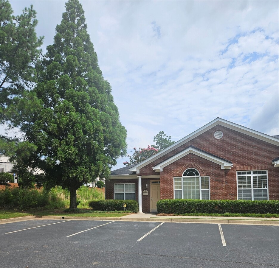 1815 Lockeway Dr, Alpharetta, GA 30004 - Unit 101 - - Interior Photo - Image 2 of 8