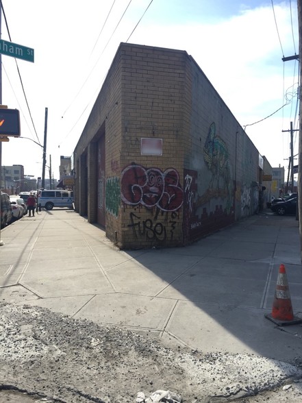 1231 Flushing Ave, Brooklyn, NY for lease - Primary Photo - Image 1 of 16