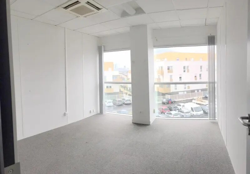 Office in Bezons for lease - Interior Photo - Image 2 of 7