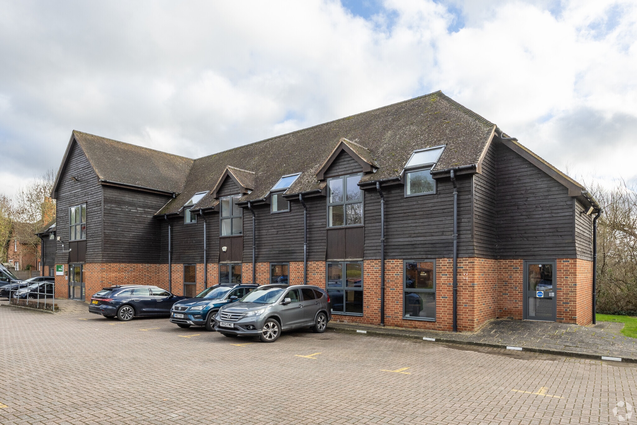 Old Woking Rd, Old Woking for lease Primary Photo- Image 1 of 3