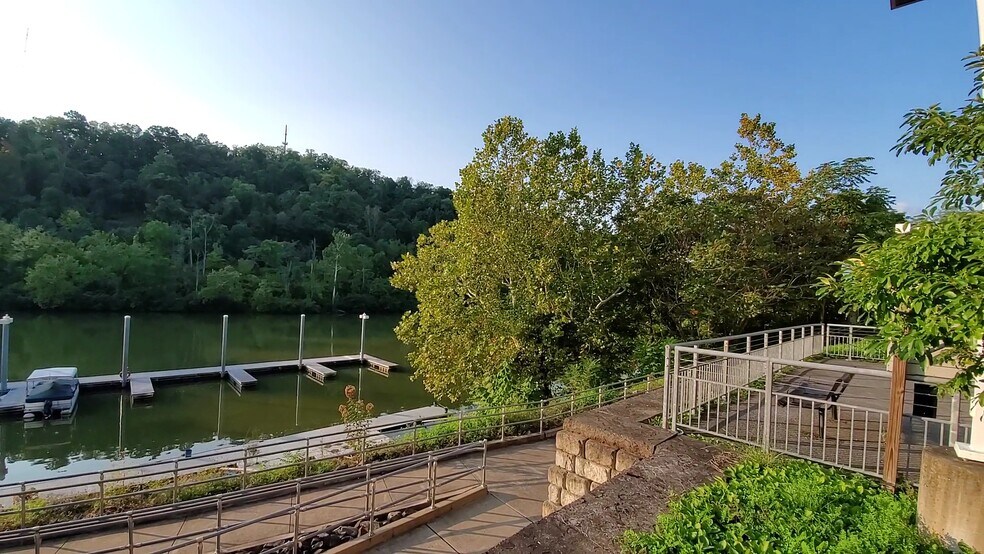 150 Clay St, Morgantown, WV à louer - Photo du bâtiment - Image 3 de 14