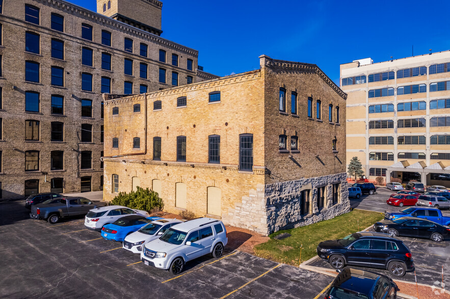 620 W Virginia St, Milwaukee, WI à louer - Photo du bâtiment - Image 1 de 6