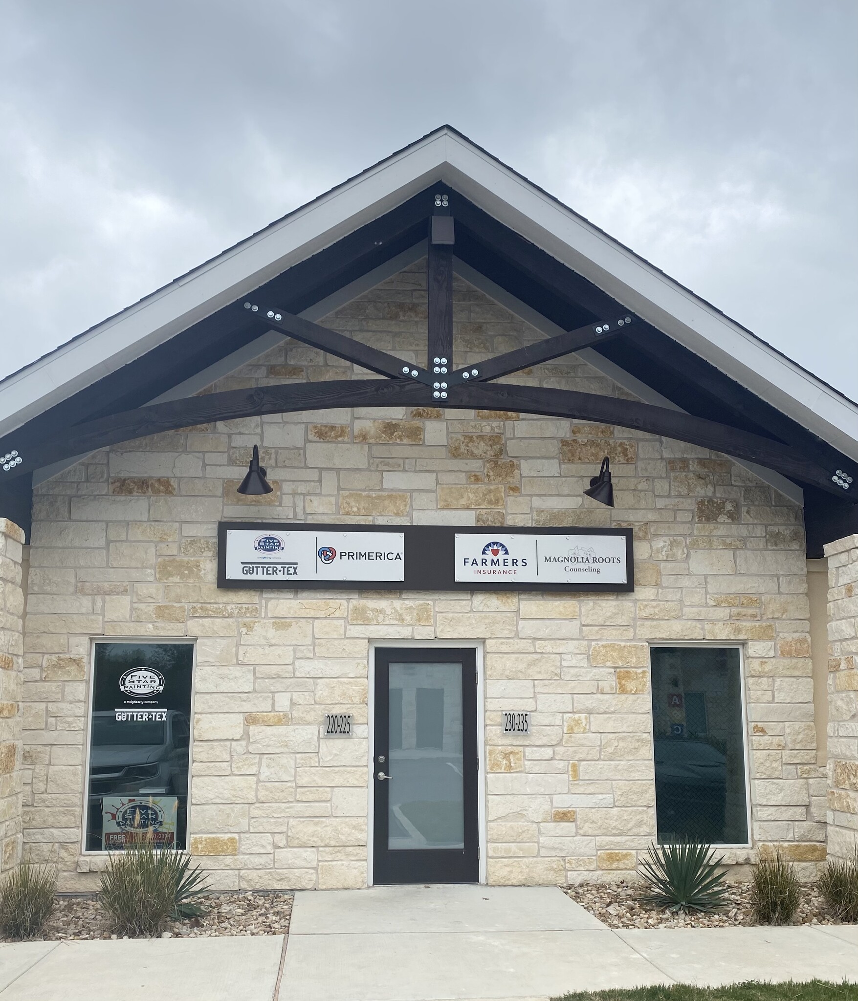 115 Kohlers Crossing, Kyle, TX for lease Building Photo- Image 1 of 10