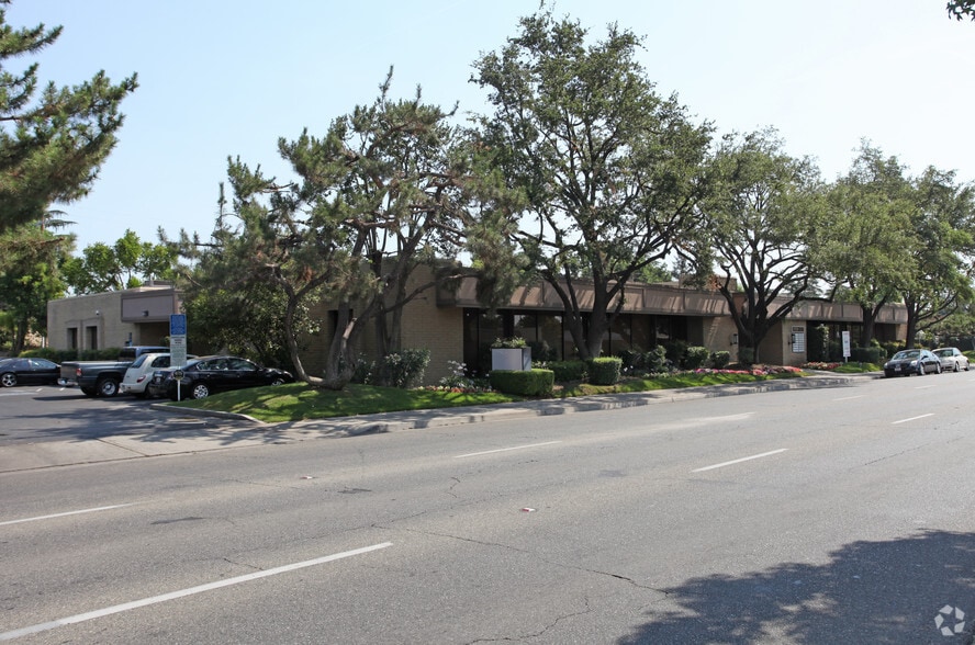 1500 W Shaw Ave, Fresno, CA à louer - Photo du bâtiment - Image 3 de 17
