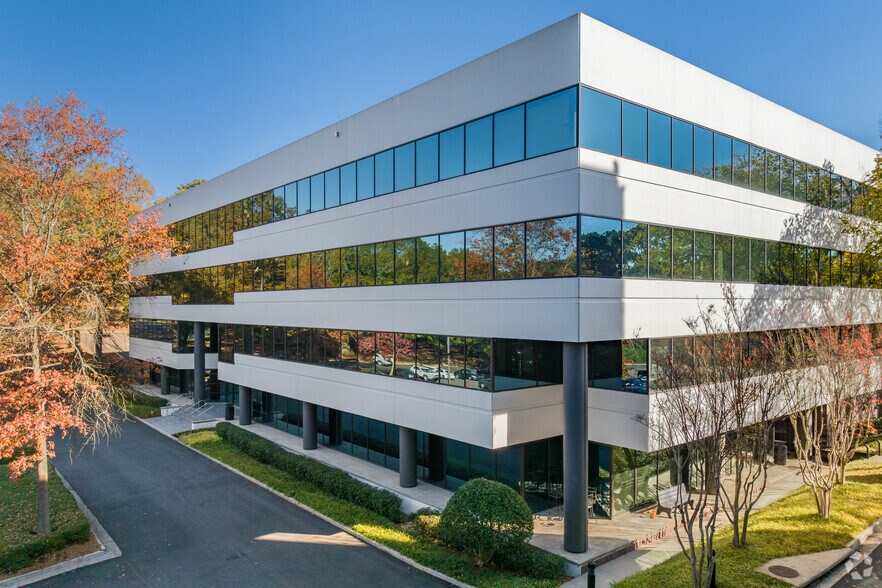 375 Northridge Rd, Atlanta, GA à louer - Photo du bâtiment - Image 2 de 27