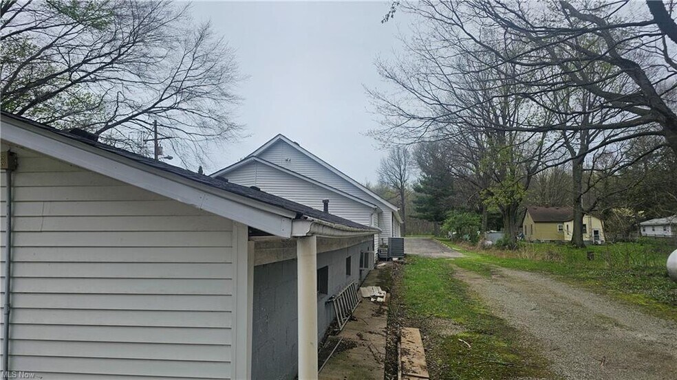 48443 Russia Rd, Amherst, OH à vendre - Photo du bâtiment - Image 2 de 16