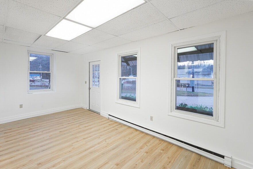 32 Worcester Rd, Charlton, MA for lease - Building Photo - Image 2 of 19