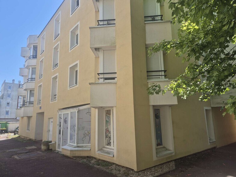 2 Place Nicolas Poussin, Montigny-le-Bretonneux à louer - Photo du bâtiment - Image 2 de 2